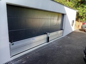 Batardeau sur mesure en aluminium installé devant un garage pour une protection anti-inondation adaptée aux dimensions spécifiques.