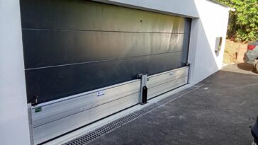 Batardeau sur mesure en aluminium installé devant un garage pour une protection anti-inondation adaptée aux dimensions spécifiques.